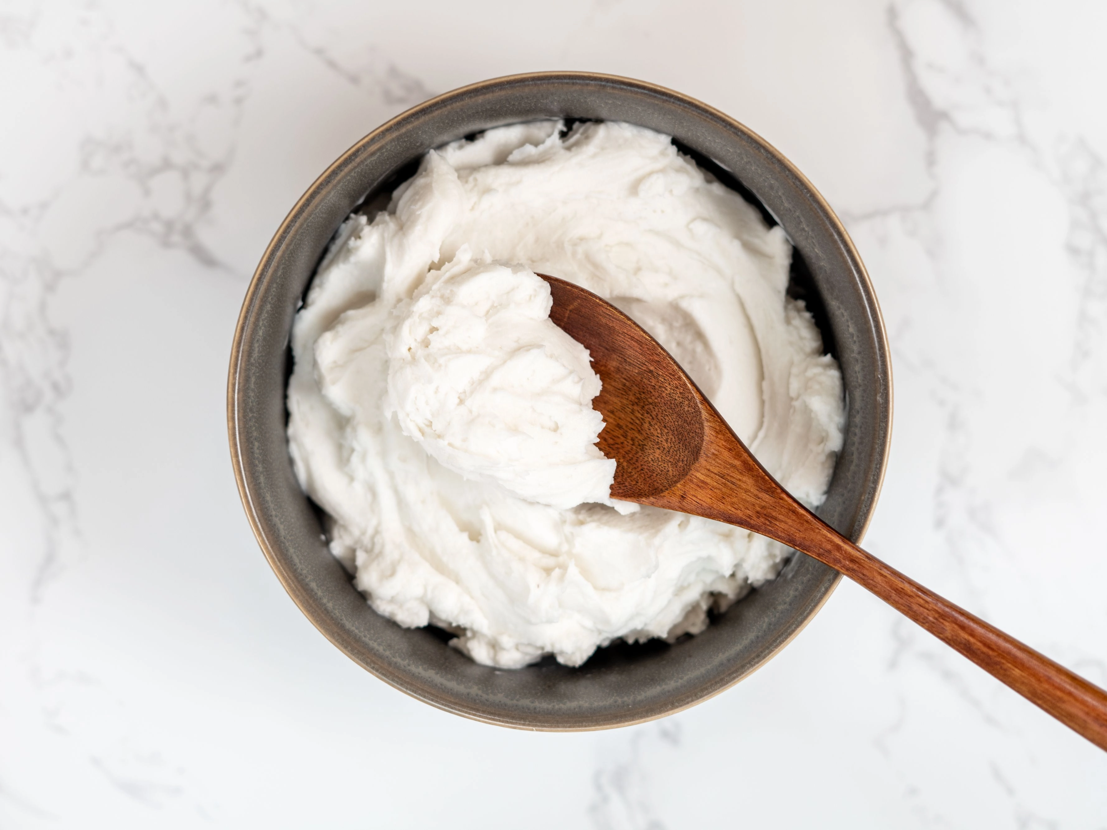 تفاوت خامه پاستوریزه آریان لبن و خامه سنتی: چه تفاوتهایی دارند و کدام بهتر است؟